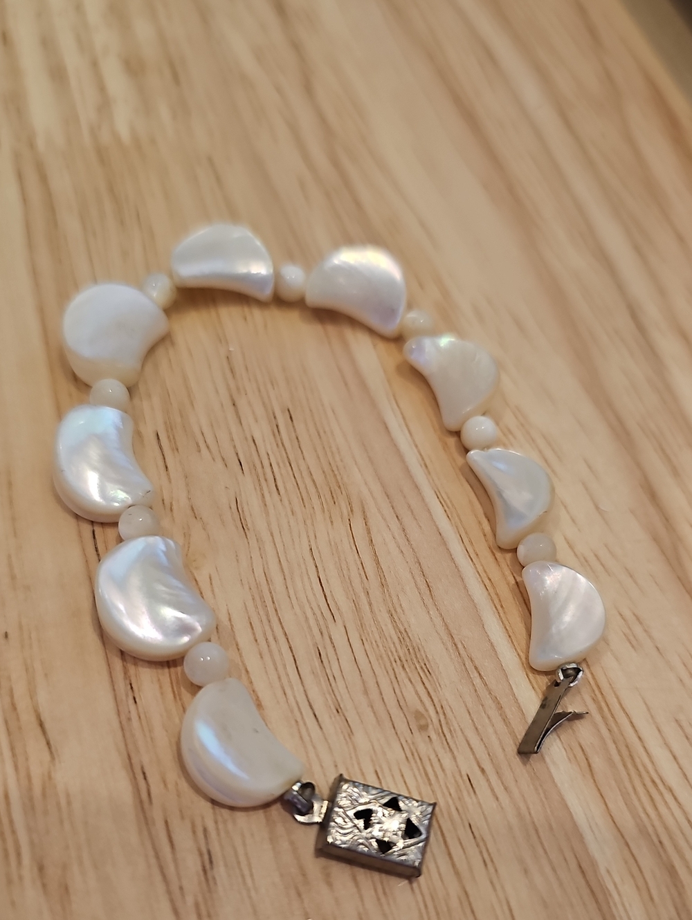 Vintage White Mother-of-Pearl Beaded Bracelet